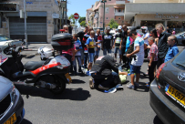 بالصور: إصابة متوسطة لسائق دراجة نارية بحادث طرق "ضرب وهرب" في شارع ييفت